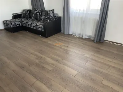Garsoniera de vanzare , zona Liceul Economic Gara - strada Longinescu , 37 mp , renovata ,mobilata - foto 2