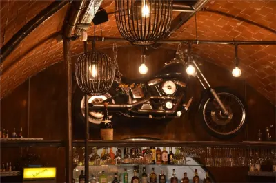 Spatiu comercial situat in zona sat Petresti , actual restaurant cu suprafata 140 mp ,dotat si utlat complet, teren 432 mp - Petresti