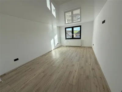 Casa cu 4 camere si 3 bai pretabila birouri in Sura  Mare - foto 17