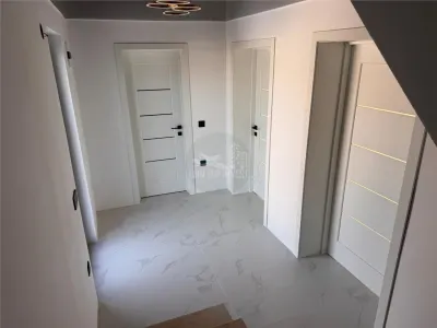 Casa cu 4 camere si 3 bai pretabila birouri in Sura  Mare - foto 3