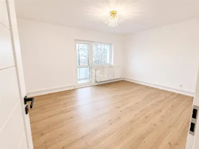 Apartament 3 camere decomandat 2 bai balcon pivnita zona Strand - foto 4