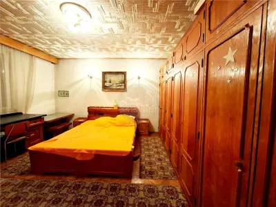Casa 4 camere pivnita curte individuala Zona Lazaret - foto 7