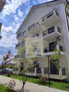 Apartament cu 3 camere 2 bai parcare si curte 57 mp in Selimbar - foto 3