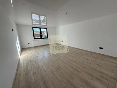 Casa cu 4 camere si 3 bai pretabila birouri in Sura  Mare - foto 16