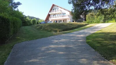 CASĂ DE VACANȚĂ DE VÂNZARE ÎN BUCOVINA | MĂLINI HERLA | 2.000 MP TEREN | 5 DORMITOARE CU BĂI PROPRII | TERASĂ 50 MP - foto 12