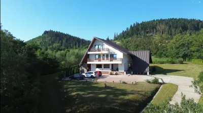 CASĂ DE VACANȚĂ DE VÂNZARE ÎN BUCOVINA | MĂLINI HERLA | 2.000 MP TEREN | 5 DORMITOARE CU BĂI PROPRII | TERASĂ 50 MP - foto 14