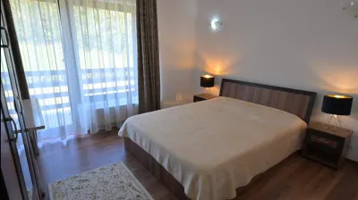 CASĂ DE VACANȚĂ DE VÂNZARE ÎN BUCOVINA | MĂLINI HERLA | 2.000 MP TEREN | 5 DORMITOARE CU BĂI PROPRII | TERASĂ 50 MP - foto 15