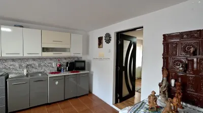 Casă de Vânzare în Gura Humorului | Aproape de Centru | 3 Dormitoare | 2 Livinguri | Construcție 2013 | Mobilată și Utilată | - foto 6