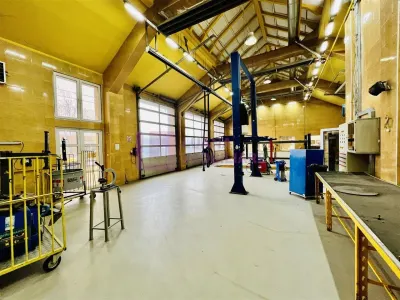 Spatiu industrial pretabil service auto | 390 mp | Central | cu birouri | - Sibiu