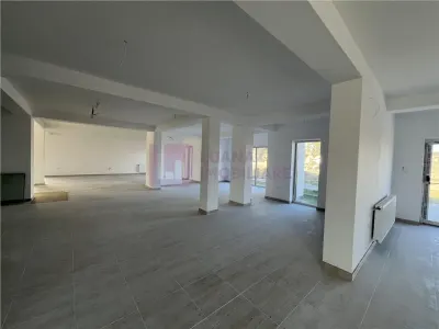 Spatiu comercial zona Vest | la strada | 4 parcari | 199 mp - foto 3