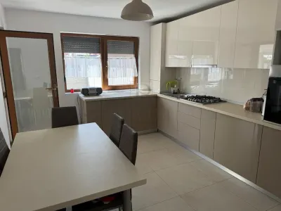 Duplex mobilat utilat - bucatarie inchisa - carport - piscina - canalizare - foto 4
