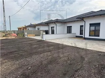 Duplex pe parter - 4 camere - spatiu mare - terasa - aproape de drumul cu 4 benzi - Mosnita Noua