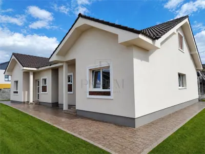 Duplex separat prin baie - curent trifazic - toate utilitatile - Urseni