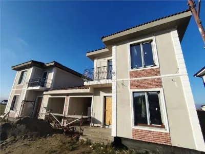 Duplex despartit prin garaj - personalizare interioara - toate utilitatile - asfalt - Mosnita Noua