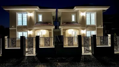 Duplex superb despartit prin camera tehnica - 5 camere - zona excelenta - toate utilitatile - asfalt - Mosnita Noua