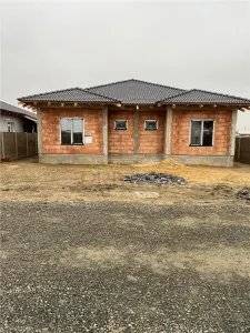Duplex spatios - zona populata - toate utilitatile - Mosnita Veche