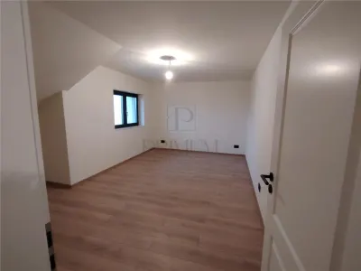 Duplex 6 camere - bucataria mobilata complet - toate utilitatile - 160 mp utili -  separat prin camera tehnică - foto 10