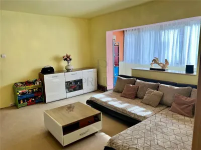 SPITALUL JUDETEAN - PARTER - BLOC IZOLAT - 3 CAMERE - BALCON - CENTRALA PROPRIE - BOXA - Timisoara