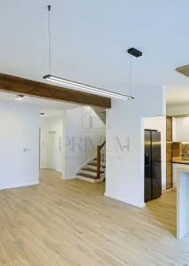 Sacalaz- dormitor la parter- despartit prin garaj- bucatarie echipata si mobilata - foto 4