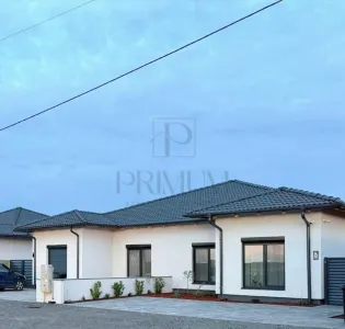 Duplex 3 dormitoare - asfalt - personalizare interioara - Mosnita Noua