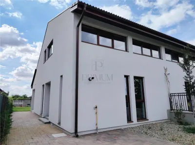 DUPLEX CU TOATE UTILITATILE - 5 CAMERE - CURTE AMENAJATA - Mosnita Noua
