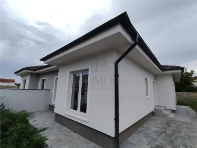 Duplex pe plan - canalizare - 4 camere - Mosnita Noua