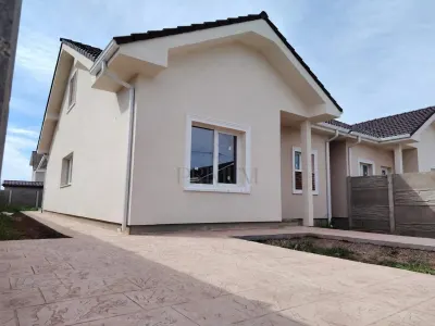 Duplex despartit prin baie - canalizare - mansardabil - Urseni