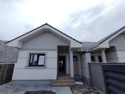 Duplex mansardabil - terasa incalzita - canalizare - Mosnita Veche