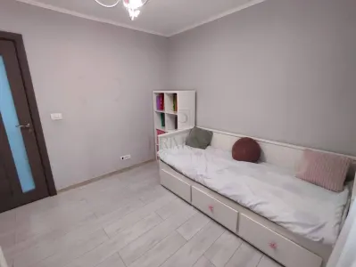 LIPOVEI - ETAJ 1 - ANVELOPAT - 3 CAM - 2 BAI - 2 BALCOANE - CENTRALA PROPRIE- - foto 9
