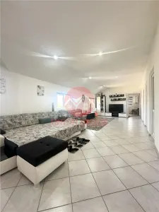Casa cu Potential Multiplu, Pretabila Pentru Doua Familii sau Business, Chiar la Strada Principala - foto 2