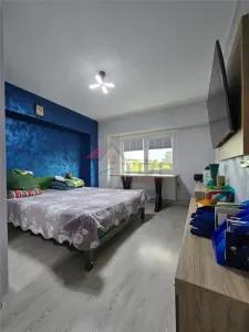 Etaj 2 - Lunca Cetatuii 4 camere decomandat cu 2 bai, bloc din ''97 - foto 4