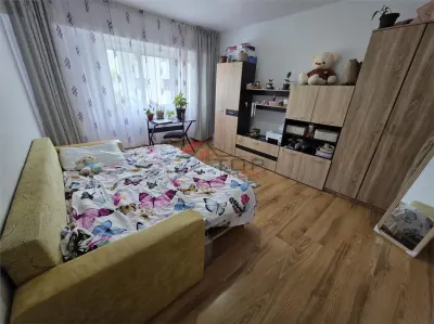 Dacia - 3 camere decomandat cu 2 bai, etaj intermediar - Iasi