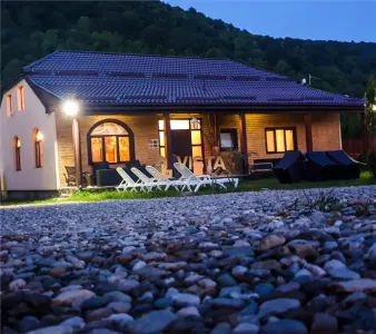 Exclusivitate! Colt de Rai: Casa cu arhitectura deosebita, cu acces direct la rau, Rasnov - Rasnov