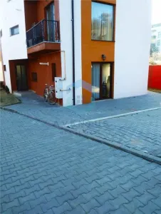 Apartament in vila, cu parcare si curte - Floresti