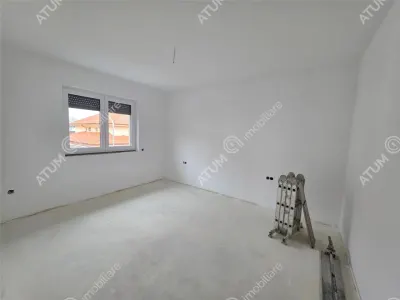 Casa individuala de vanzare cu 4 camere decomandate curte libera de 330 mp si garaj la demisol in comuna Selimbar din Sibiu - foto 13