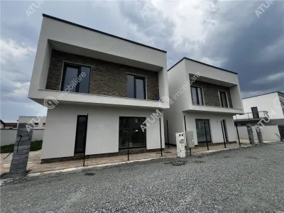 De vanzare casa cu 4 camere decomandate 2 bai si teren de 200 mp in Selimbar zona Triajului - Sibiu