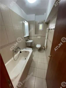 De inchiriat apartament cu 3 camere decomandate si 2 balcoane din zona centrala din Sibiu - foto 11