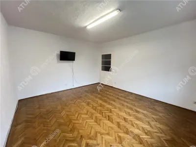 De vanzare casa renovata de 3 camere cu 2 pivnite si teren de  242 mp zona Calea Dumbravii - foto 13