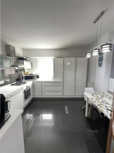 De vanzare apartament mobilat si utilat cu 3 camere 2 bai pivnita situat in zona Turnisor din Sibiu - foto 12