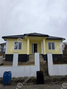 Casa individuala cu 4 camere si curte libera 340 de mp in orasul Cisnadie din Sibiu - Cisnadie
