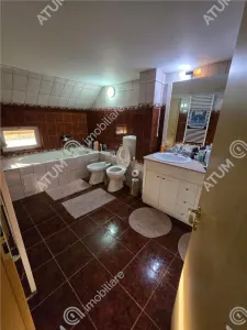De vanzare casa individuala cu 5 camere 2 bai garaj amplasata pe teren de 290 mp situata in apropierea Mall Selimbar - foto 13