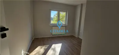 Apartament 3 camere, decomandat,Cetate etaj 1, recent renovat - foto 3