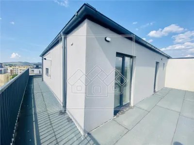 Penthouse intabulat, predare la alb, 3 camere, 2 bai si terasa - Sibiu