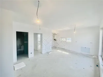 Penthouse intabulat, predare la alb, 3 camere, 2 bai si terasa - foto 2