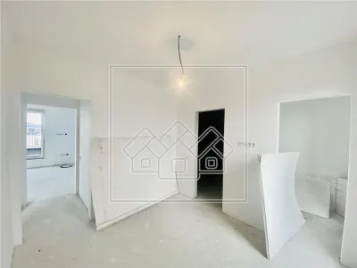 Penthouse intabulat, predare la alb, 3 camere, 2 bai si terasa - foto 7