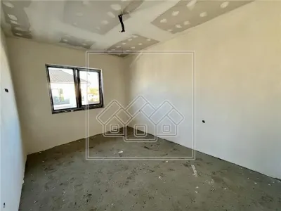 Casa tip duplex, teren 420 mp, predare la alb, Selimbar - foto 14