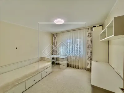De inchiriat ap. 3 camere, decomandat, 80 mpu, etaj 1, mobilat, utilat - foto 7