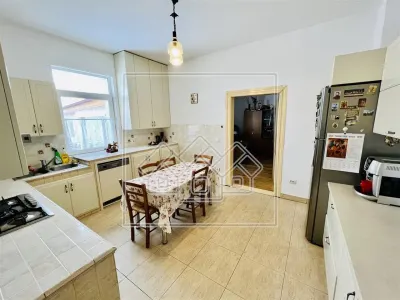 Casa in Lazaret, 900 mp teren, 663 mp gradina, pivnita si pod - foto 9