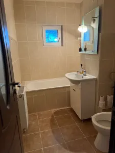 Decomandat, etaj 3 cu 2 bai si 2 balcoane in bloc anvelopat - foto 2