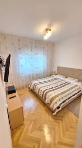 Decomandat etaj1 cu 2 bai si 2 balcoane in bloc anvelopat - Timisoara